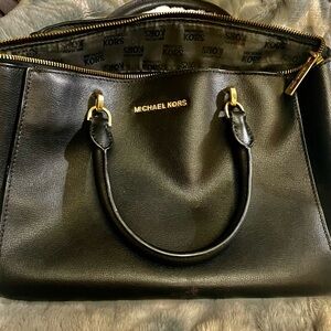 Used Michael Kors Purse
Pre owned
Minor blemishes